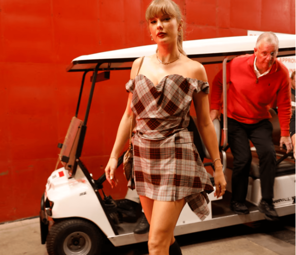 Taylor Swift Cheers for Travis Kelce